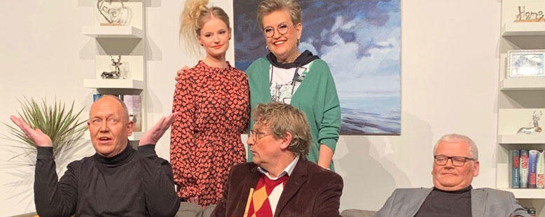 Kleine Bühne Seelbach - Weiße Turnschuhe | Kultur!Büro. Lÿz