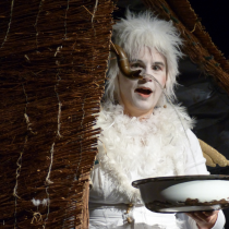 MI | 24.12.25 | 11 Uhr
Gloria, der übermütige Weihnachtsengel